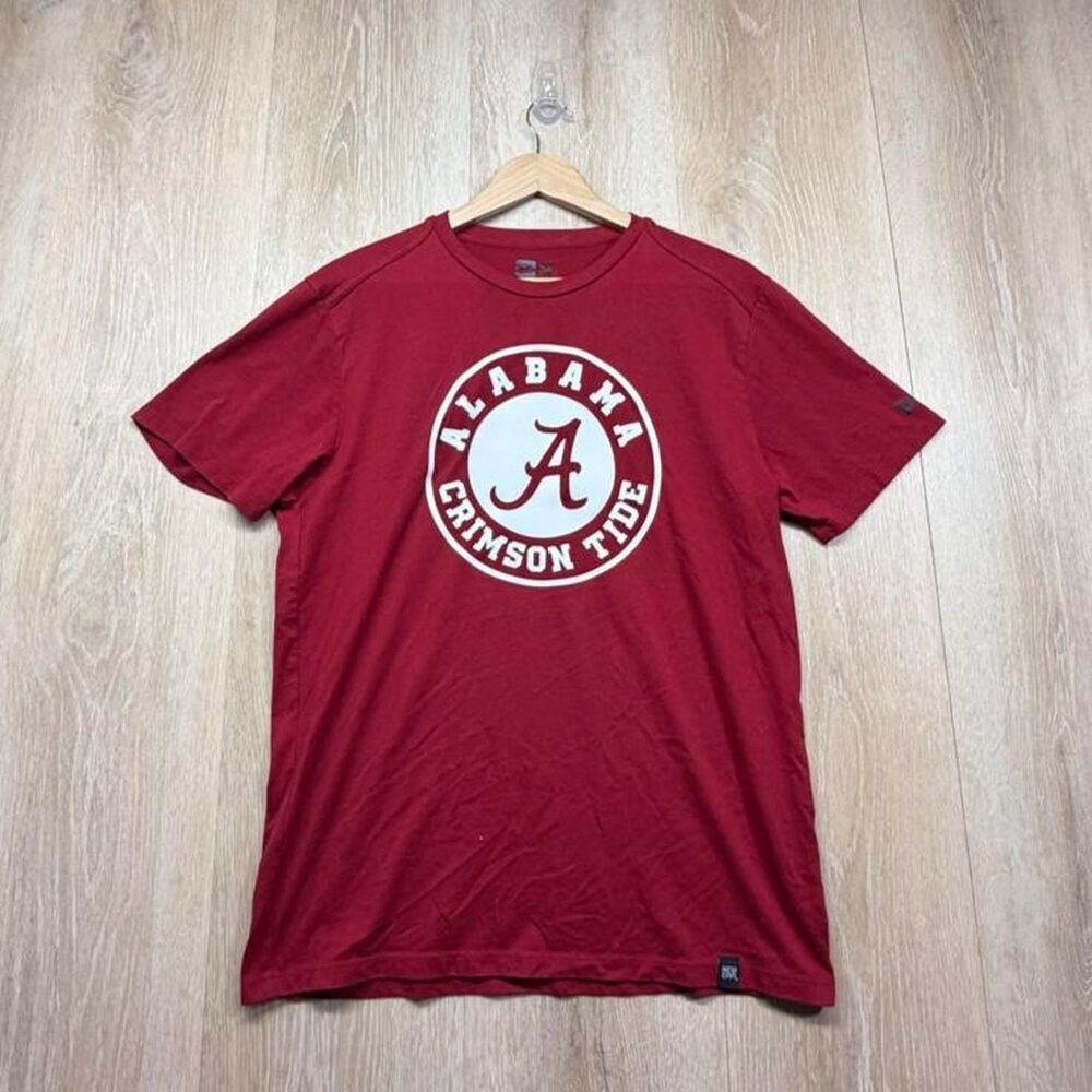 New-era Men's Red and Burgundy T-shirt